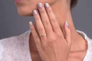 Anillos de Lujo Personalizables al por Mayor, Diseño Minimalista, Oro Sólido de 14K, Diamante Natural, Curvados, Media Eternidad, Forma de V, Pavé, Certificados - Product Image 3