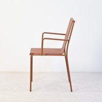 Fauteuil de jardin en PP avec dossier à lattes et accoudoirs en métal pour terrasse et restaurant - Vente en gros directe usine