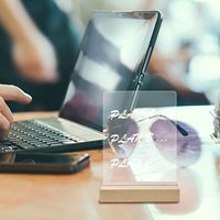 Tanda akrilik kustom dengan dasar akrilik meja pernikahan Stan Digital untuk pesta acara kantor