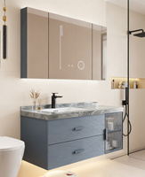 Meuble de salle de bain gris moderne avec miroir intelligent, en bois massif multicouche, pierre frittée et verre cannelé, unité de rangement pour appartement et villa