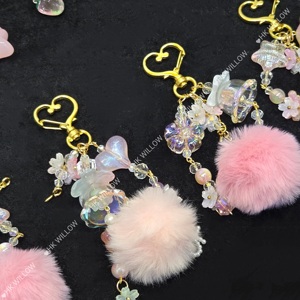 Produit Tendance 2026 : Porte-clés Fraise avec Vêtements, Breloque de Téléphone de Luxe, Accessoires de Téléphone en Gros - Product Image 2