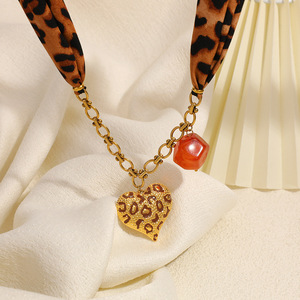 Collier écharpe imprimé léopard avec pendentif cœur en acier inoxydable plaqué or 18 carats pour la mode automne-hiver - Product Image 3