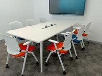 Chaise de conférence pliable avec accoudoir pivotant, dossier en maille, structure métallique - Pliable, empilable, avec roulettes pour bureaux/salles de formation
