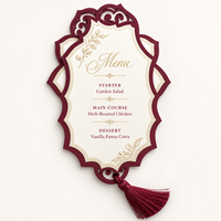 Cartes de menu de luxe bordeaux et or avec des bordures découpées ornées et des pompons