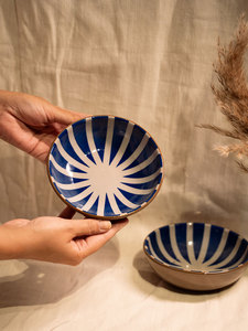 Bol décoratif en céramique de grès cuite à haute température, motif rayé bleu indigo, finition craquelée, compatible four et micro-ondes, fait main, style culture tribal - Product Image 4