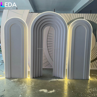 Arche lumineuse LED incurvée multicouche blanche personnalisée LEDA en acrylique pour décor de toile de fond de mariage, anniversaire, hôtel, fête