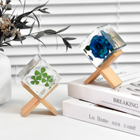 Décoration de fleurs ravissantes, rose 3D réelle préservée dans un bloc de résine de 5 cm, cadeaux délicats pour Noël et la Saint-Valentin