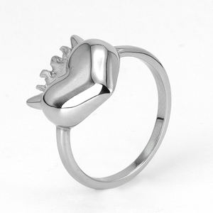 Bague unisexe en acier inoxydable 316, motif cœur couronne gothique, finition argentée polie, texture en relief 3D, design audacieux, sombre, romantique et punk - Product Image 2