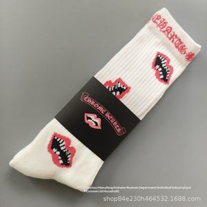 Nuovi Calzini in Cotone Lavorato a Maglia Traspiranti per Autunno Inverno, con Motivi a Cuore, a Righe, con Lettere, Labbra Rosse, Graffiti e Etichetta Ricamata in Spugna - Product Image 6