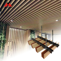 Plafond suspendu en aluminium ignifuge Alumtimes à grain de bois, à lattes linéaires en U, pour centres commerciaux, hôpitaux et hôtels