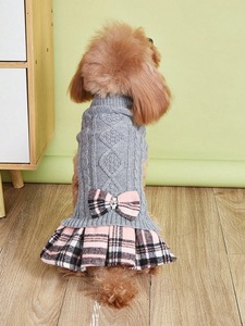 Grazioso Set Due Pezzi in Acrilico di Lusso per Cani e Gatti: Maglione e Gonna Natalizi con Papillon, Moda Invernale Grigio e Bianco - Product Image 2