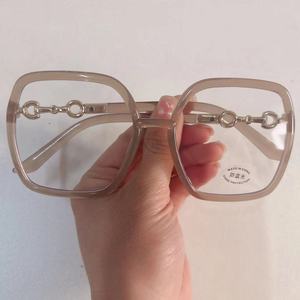 Lunettes pour <span class=keywords><strong>femmes</strong></span> à monture carrée noire, style essentiel pour visage épuré, monture surdimensionnée style <span class=keywords><strong>affiche</strong></span>, protection anti-lumière bleue - Product Image 3