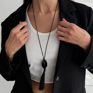 Collana Lunga Regolabile con Ciondolo in Resina Nera, Nappa di Perline e Cordino Nero, Catena per Maglione da Donna - Product Image 1