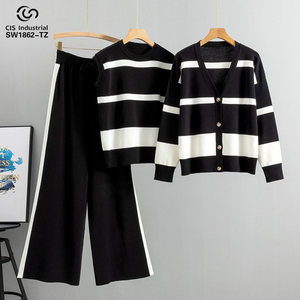 Traje de punto casual de tres piezas para mujer: chaleco de cuello redondo, cárdigan y pantalón a rayas. Conjunto de punto para mujer. - Product Image 4