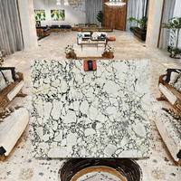 Dalles de pierre frittée grand format aspect marbre calcite poli, luxe moderne pour murs intérieurs, sols et comptoirs d'appartements et de villas