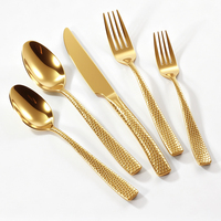 Ensemble de couverts de luxe en or avec manche martelé, idéal pour les événements de restauration, les hôtels, les complexes hôteliers et les tables de haute cuisine