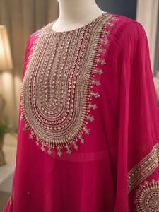 Kaftan en organza tendance avec broderie à la main et sous-robe assortie, tenue ethnique élégante de créateur pour femmes, vêtements de cérémonie traditionnels - Product Image 4