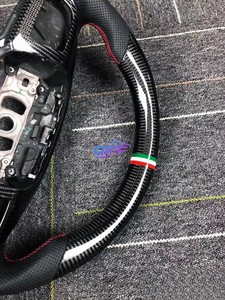 Volant élégant pour Maserati, garniture en fibre de carbone avec drapeau italien, poignée perforée, boutons multifonctions, look intérieur - Product Image 6