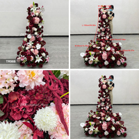 Camino de mesa floral artificial en colores mezclados rojo vino para decoración de bodas, despedidas de soltera y eventos.