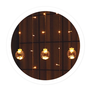 Tenda LED 1,4m con palline, alimentazione USB, 8 funzioni, ideale per decorazioni d'interni ed eventi. - Product Image 1