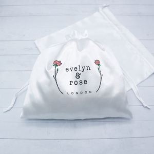 ถุงผ้าซาตินสีขาวแบบมีเชือกผูกสำหรับใส่ของขวัญสุดหรู - Product Image 6