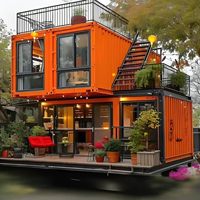 Installation de bar mobile accrocheuse pour les cafés ou bars à cocktails éphémères tendance, avec des gonflables publicitaires vibrants autour du stand.