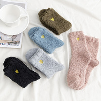 Chaussettes duveteuses d'hiver pour dormir Broderie de cœur Couleur solide Confort Chaussettes épaisses et chaudes Chaussettes douillettes personnalisées pour femmes