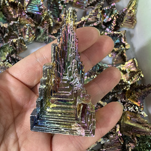 Pirámide de espécimen tallada estilo Feng Shui de piedras preciosas de cristal de bismuto suelto para curación - Product Image 5