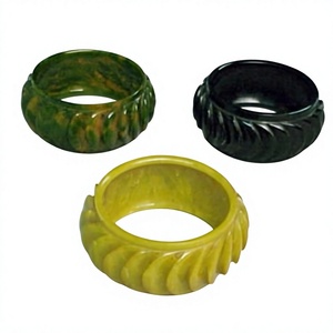Brazalete de Resina Amarilla con Flores de Margarita Blancas Talladas, Adornado con Pedrería Dorada, Joyería Redonda de Alta Calidad, Elegante y Moderna para Mujer - Product Image 2