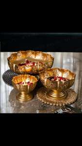 Porte-bougie floral 2025 en métal en forme de Diya, bougie chauffe-plat à motif floral, pièces maîtresses au design unique, décoration de mariage artisanale - Product Image 2