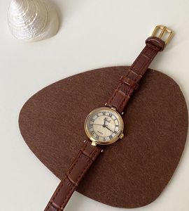 นาฬิกาสไตล์เรโทรสำหรับผู้หญิง ดีไซน์หรูหรา สวยงาม ระดับไฮเอนด์ แฟชั่นนักศึกษา นาฬิกาควอตซ์ กันน้ำ - Product Image 5