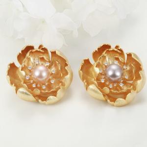 Broche de mode haut de gamme de couleur cuivre avec zircon incrusté de diamants et véritable perle Zhuji Danshui Décoration de veste - Product Image 2