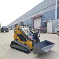 Kleiner Raupenlader für Sand- und Steintransport auf dem Baustellengelände