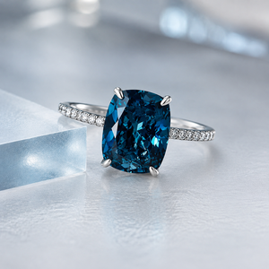 Anello Elegante con Design a Quattro Punte per Donne - Product Image 3