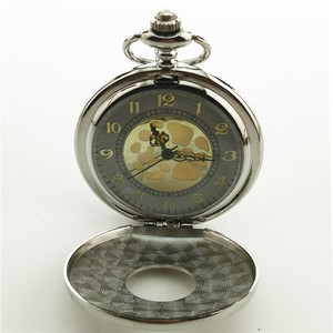 Reloj de bolsillo romano vintage, perfecto como regalo de joyería antigua, reloj colgante hueco con cadena, collar steampunk de medio cazador - Product Image 1