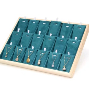 Bandeja de Madera RODEN/OEM para Joyas con 18 Compartimentos, Forro de Terciopelo Verde, Organizador de Collares, Modelo R26-JDS064 para Exhibición en Tiendas y Almacenamiento en el Hogar - Product Image 1
