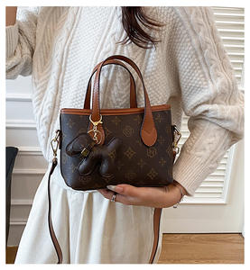 Bolso tote clásico con estampado de marca, bolso bandolera de un solo hombro para mujer a la moda, bolso elegante esencial para el viaje diario. - Product Image 1