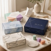 Collection de boîtes d'expédition en carton ondulé personnalisées avec 5 motifs floraux et abstraits pour l'emballage de cadeaux