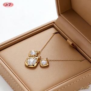 Collier tendance en laiton et zircon avec pendentif fleur, plaqué or 18 carats pour femme - Vente en gros de bijoux - Product Image 1