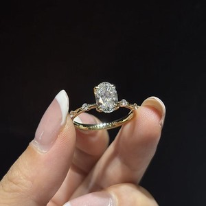 Anello di Fidanzamento e Matrimonio Personalizzato in Oro Massiccio 10k 14k 18k con Diamante Ovale Certificato IGI D VVS Coltivato in Laboratorio CVD/HPHT - Product Image 2