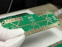 Fabrication de circuits imprimés Rogers avec finition de surface ENIG pour applications de blindage RF/EMI - Contrôle strict du processus garantissant la fiabilité électrique