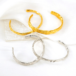 Bracelet ouvert large en acier inoxydable plaqué or texturé irrégulier avec zircon, style minimaliste et tendance, pour femme, idéal comme cadeau - Product Image 1