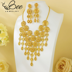 Parure de bijoux de mariée élégante et unique en alliage plaqué or 24 carats pour femme, avec grandes boucles d'oreilles lourdes, style occidental romain - Product Image 1