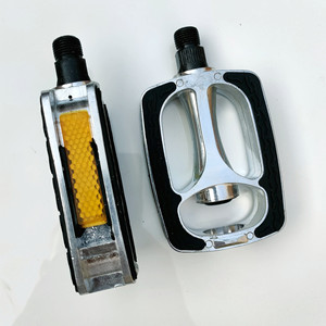 Pédales de vélo en aluminium, roulement à billes argenté, couverture en caoutchouc antidérapante, multi-usages - Product Image 4