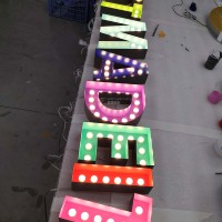 Lettres lumineuses en forme de H personnalisées aux couleurs vives, effet de lumière dynamique, cadre en acier inoxydable décoratif, 4000 lumens pour enseignes de magasin