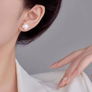 Boucles d'oreilles clous tendance en argent S925 plaqué or, motif fleur à quatre feuilles et perle, qualité supérieure et raffinée - Product Image 4