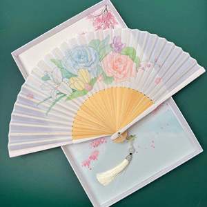 Abanico de Mano Plegable de Bambú Pequeño Personalizado para Mujer al por Mayor, con Diseño de Loto, Begonia, Capa y Jazmín, de Tela de Seda China - Product Image 4
