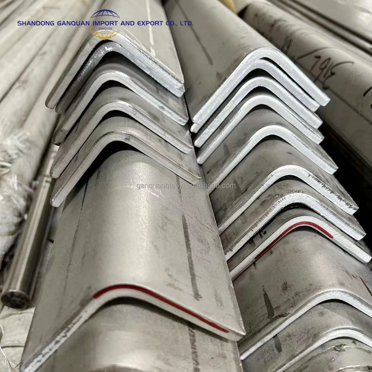 Barres d'acier en forme de L au carbone Q235 de haute qualité Acier d'angle en métal doux pour la construction de bâtiments