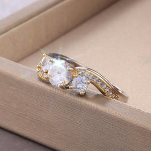 Anello di Fidanzamento F244 per Donna in Oro Massiccio 18K con Diamante Taglio Brillante Rotondo Colore G Naturale e Diamanti Laterali - Product Image 4