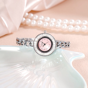 Montre à quartz vintage de luxe légère, cadeau de Noël pour femme - Product Image 1